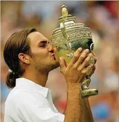  ?? Foto: Reuters / LW-Archiv ?? Roger Federer triumphier­t 2003 erstmals in London. Es ist sein erster großer Erfolg.