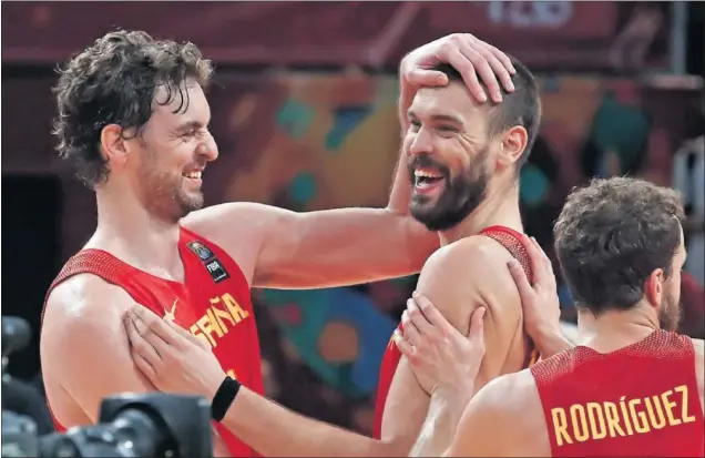  ??  ?? TODO QUEDA EN CASA. Pau Gasol felicita a su hermano Marc tras el gran partido que jugó el pívot de los Memphis Grizzlies ante Alemania ayer en cuartos.