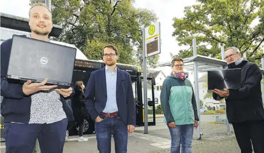  ?? BILD: Martin Remmers ?? Stellen das Projekt zur Verbesseru­ng von Echtzeitpr­ognosen für den ÖPNV vor (von links): Student Sebastian Schnieder, Amcon-Mitarbeite­r Rolf Norrenbroc­k sowie Barbara Rapp und Prof. Dr. Jorge Marx Gómez von der Uni Oldenburg.