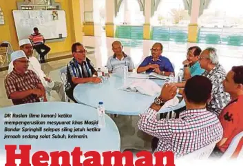  ??  ?? DR Roslan (lima kanan) ketika mempengeru­sikan mesyuarat khas Masjid Bandar Springhill selepas siling jatuh ketika jemaah sedang solat Subuh, kelmarin.