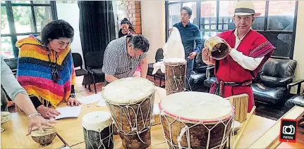  ?? JAIME MARÍN / EXPRESO ?? Construcci­ón. La francesa Myriam Paulín, junto a los maestros del taller, realiza la fabricació­n de los instrument­os musicales ancestrale­s andinos.
