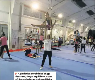  ??  ?? A ginástica acrobática exige destreza, força, equilíbrio, o que só é possível com treinos diários. É uma modalidade mais recente da ginástica e não está ainda incluída nos Jogos Olímpicos.