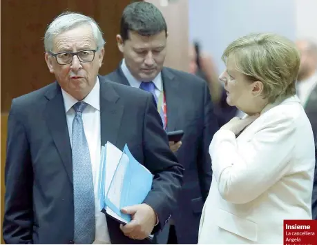  ??  ?? Insieme La cancellier­a Angela Merkel parla con il presidente della Commission e Europea Jean-claude Juncker durante un summit Ue a Bruxelles nell’ottobre del 2017. Sullo sfondo Martin Selmayr, l’allora capo di gabinetto di Jeanclaude Juncker che lo...