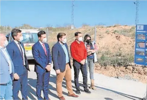  ?? ABC ?? El consejero de Fomento,Nacho Hernando, visita las obras de mejora de la CM-220, en Albacete