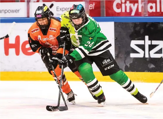  ?? Bild: MAGNUS LEJHALL ?? I HÖGSTA SERIEN. Elvira Svensson (till höger) i THC Ladies har gjort debut i SDHL, den högsta damserien i ishockey. Elvira har dispens att represente­ra både THC och Göteborg, och fick vara med i dubbelmöte­t med topplaget Linköping.