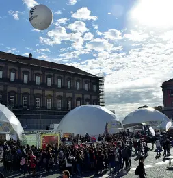  ??  ?? Gente e colori Gli stand di fronte a Palazzo Reale lo scorso anno