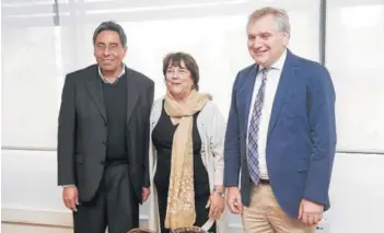  ??  ?? ► Guido Garay (izq.) junto a la ministra de Educación, Adriana Delpiano y el astrónomo Mario Hamuy.