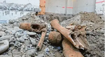  ?? Fotos: Annette Zoepf ?? Zahlreiche menschlich­e Knochen wurden am Freitag auf der Baustelle von St. Moritz gefunden. Dort war früher der Friedhof der katholisch­en Kirche.