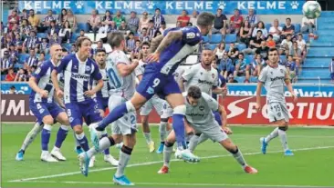  ??  ?? EL GOL. Así marcó Joselu, a la salida de un córner; la sacó de dentro Aitor y remachó Maripán.