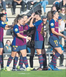  ??  ?? Festival azulgrana Las jugadoras del Barça celebran uno de los siete goles FOTO: PEP MORATA