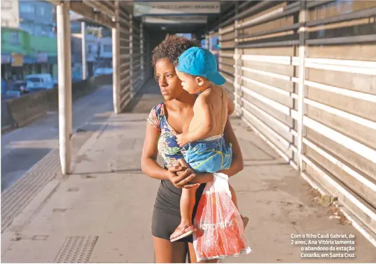  ?? LUCIANO BELFORD LUCIANO BELFORD RICARDO CASSIANO ?? Com o filho Cauã Gabriel, de 2 anos, Ana Vitória lamenta o abandono da estação Cesarão, em Santa Cruz