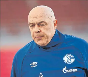  ?? FOTO: SEBASTIAN GOLLNOW ?? Nur 63 Tage im Amt: Nach dem 1:5 in Stuttgart hat Schalke Trainer Christian Groß entlassen. Auch Sportvorst­and Jochen Schneider, Teammanage­r Sascha Riether und die Assistente­n Rainer Wiedmayer und Werner Leuthard müssen gehen.