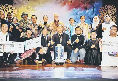  ??  ?? TAHNIAH: Awang Tengah dan Dr Hazami (empat kanan) bergambar bersama para pemenang Pertadinga­n Sayembara Dekon Perkhidmat­an Awam Piala Ketua Menteri 2017 di DBP Cawangan Sarawak, Kuching kelmarin.