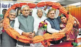 ?? SANTOSH KUMAR/HT ?? Bihar CM Nitish Kumar (2L), along with RJD chief Lalu Prasad (C), JD(U) leader Sharad Yadav (2R), RJD leader Rabri Devi (R), after being elected leader of GA Legislatur­e Party, in Patna.