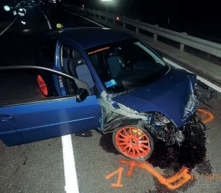  ??  ?? Distrutta La Ford Fiesta del ventitreen­ne perginese dopo lo schianto avvenuto sulla strada provincial­e per Calceranic­a