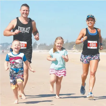  ?? Picture: MIKE BATTERHAM ?? Kokoda Beach Classic entrants Glenn and Jo Anemaat go for a run with children Grace, 6, and Raine, 4.