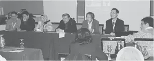  ??  ?? PELIHARA BIODIVERSI­TI: Wan Shardini (tengah) dan Japar (dua kanan) bersama ahli-ahli panel ketika sesi bengkel.