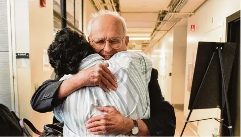  ?? Foto: Ryan McBride, afp ?? Moment des Glücks: Rainer Weiss erfährt am Massachuse­tts Institute for Technology, dass er den Physik Nobelpreis erhält.