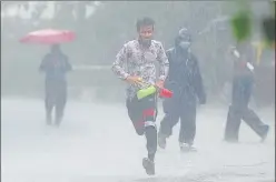  ??  ?? The downpour caught many Mumbaiites off guard on Saturday.