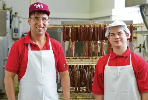  ?? Foto: Elias Max König ?? Metzgermei­ster Ronny Spindler von der Klostermet­zgerei ist für sein Engagement bei der Ausbildung von berufliche­m Nachwuchs ausgezeich­net worden. Das Foto zeigt ihn mit Marcel Ortner, Lehrling im ersten Lehrjahr in St. Ottilien.