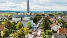  ?? Archivfoto: Sabrina Martinek ?? Dutzende Stände von Fieranten warten am Wochenende beim Herbstmark­t in Diedorf wieder auf die Besucher.