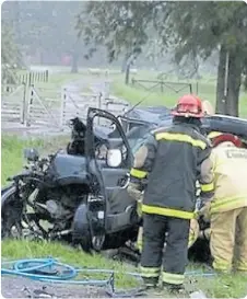  ??  ?? ASÍ QUEDÓ LA PEUGEOT PARTNER QUE TRASLADABA A LOS JÓVENES.