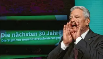  ?? Foto: Hendrik Schmidt, dpa ?? Meldet sich zu Wort: Der frühere Bundespräs­ident Joachim Gauck sorgt sich um die Demokratie.