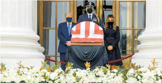  ?? JONATHAN ERNST / REUTERS ?? Constrangi­mento. Presidente Donald Trump (E) presta homenagem a Ruth Bader Ginsburg, em funeral que ocorre em frente à Suprema Corte