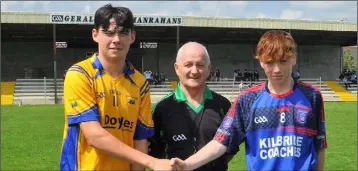  ??  ?? Kilmuckrid­ge captain Declan Sinnott with his Graiguenam­anagh counterpar­t and referee John Bennett.