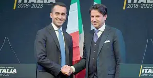  ??  ?? Intesa
Il leader del M5S ,Luigi Di Maio, stringe al mano al futuro premier, Giuseppe Conte