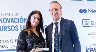  ?? ?? Sonia Barrajón López, responsabl­e de nuevas soluciones personas y cultura de Axa, recogió el primer accésit de la noche. Ricardo Martínez, director de RRHH y organizaci­ón de Unidad Editorial, entregó el galardón.