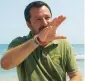  ??  ?? Qui sopra, da sinistra, Matteo Salvini con indosso la polo del Battaglion­e San Marco , dell’Associazio­ne nazionale alpini e dei Vigili del fuoco.