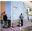  ??  ?? Die Jugendlich­en der Gruppe „Lebensnah“, die beim Sozialwerk Krefelder Christen beheimatet ist, haben des Mahnmal Toter Winkel an der Gladbacher Straße gestaltet.