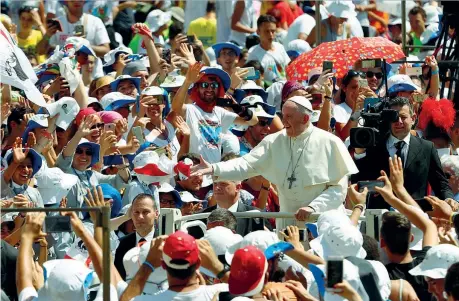  ??  ?? Sorrisi Bergoglio sulla papamobile in piazza San Pietro, accolto da una folla di 90 mila giovani da tutta Italia