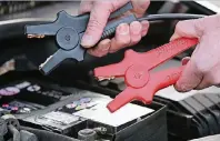  ??  ?? Im Winter ist die Autobatter­ie mehr als sonst gefordert. Deshalb sollte man sie möglichst schonen und in der Werkstatt checken lassen.