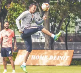  ??  ?? Al cancerbero Agustín Marchesín se le vio recuperado de una lesión en el brazo.