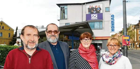  ?? Fotos: Silvio Wyszengrad ?? Wolfgang, Klaus, Sibylle und Pia Konrad (von links) führen in dritter beziehungs­weise vierter Generation das Kaufhaus Konrad in Pfersee.