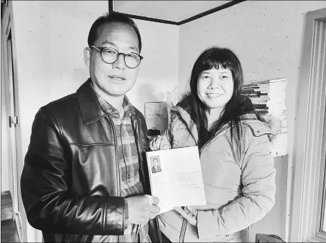  ?? ?? Nghệ sĩ Kim Yoo-je tặng tập thơ cho tác giả, nhà văn Kiều Bích Hậu.