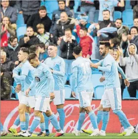  ?? FOTO: EFE ?? Los jugadores del Celta felicitan a Iago Aspas, que destrozó a la defensa del Eibar