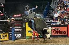  ?? PHOTO: ANDY WATSON ?? Lachlan Richardson attempts to ride Jane Clark/Gene Owen’s Moto Moto during the Nashville Music City Knockout, Built Ford Tough series PBR.