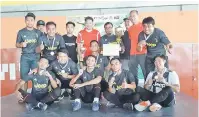  ??  ?? MILIK KAMI: Pasukan Bobo menerima piala dan medal daripada Ting (empat kiri) selepas muncul juara.