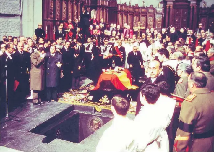  ?? ARCHIVO ?? Imagen del entierro de Francisco Franco en el Valle de los Caídos, en presencia de la familia, el gobierno franquista y la cúpula militar
