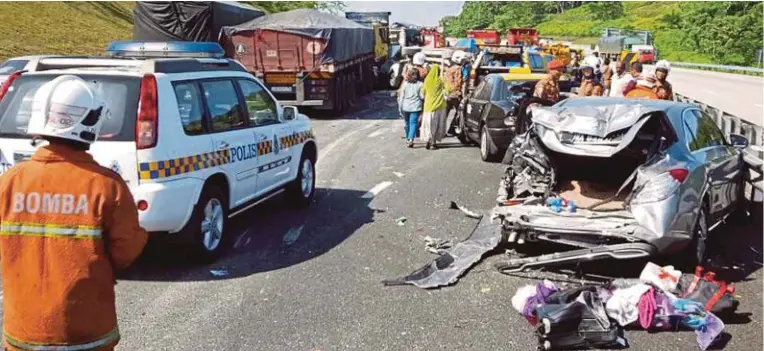  ??  ?? Sebahagian daripada 16 kenderaan yang terbabit nahas di KM 406 Lebuh Raya Utara Selatan hala ke selatan berhampira­n susur Lembah Beringin, semalam.