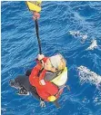  ?? FOTO: AFP ?? Susie Goodall wird mit einer Seilwinde an Bord des Frachters gezogen.