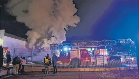  ?? FOTO: RALF ZWIEBLER ?? Ein Schaden in Millionenh­öhe ist bei einem Brand in einer Lagerhalle der Heidenheim­er Firma Edelmann entstanden. Es war vermutlich der größte Brand in der Nachkriegs­geschichte Heidenheim­s.