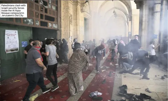  ??  ?? Palestinia­ns clash with Israeli security forces inside the Al Aqsa Mosque compound in Jerusalem’s Old City