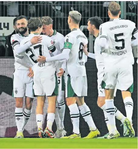  ?? FOTO: FEDERICO GAMBARINI/DPA ?? Es darf gratuliert werden: Gladbachs Spieler bejubeln das Tor zum 1:0, das Robin Hack gegen den VfB Stuttgart bereits nach 21 Sekunden erzielt hat.