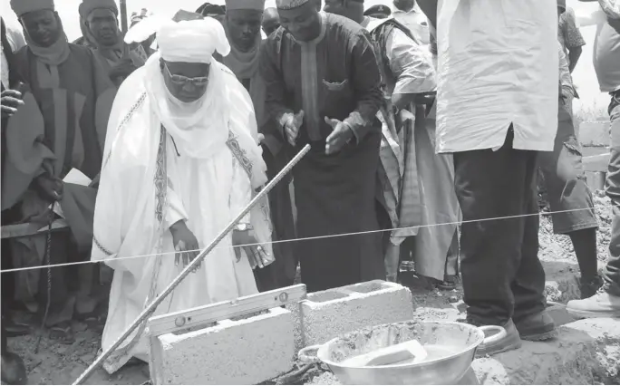  ?? PHOTO: ?? The Gomo of Kuje, Alhaji Jibrin Tanko, laying foundation for a new market being built through the Public Private Partnershi­p in Kuje yesterday.
ABUBAKAR SADIQ ISAH