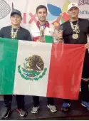  ??  ?? Rodrigo Montoya sostiene con orgullo la bandera mexicana.