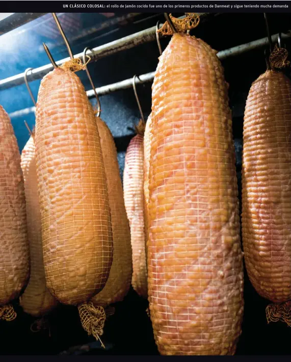 ??  ?? UN CLÁSICO COLOSAL: el rollo de jamón cocido fue uno de los primeros productos de Danmeat y sigue teniendo mucha demanda